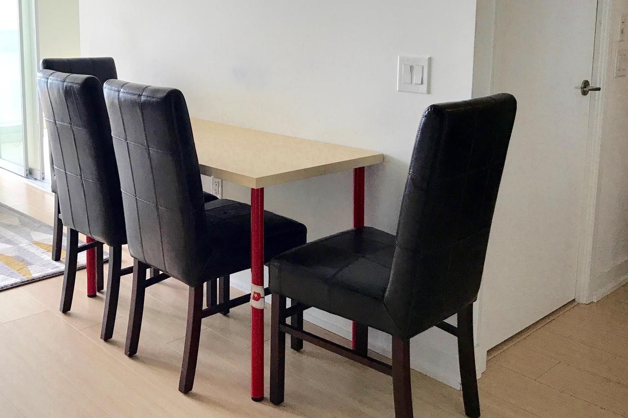 Bright 2 Bed Lakeview * Toronto