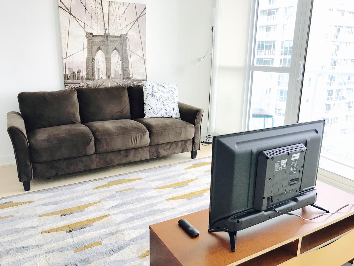 Bright 2 Bed Lakeview Toronto
