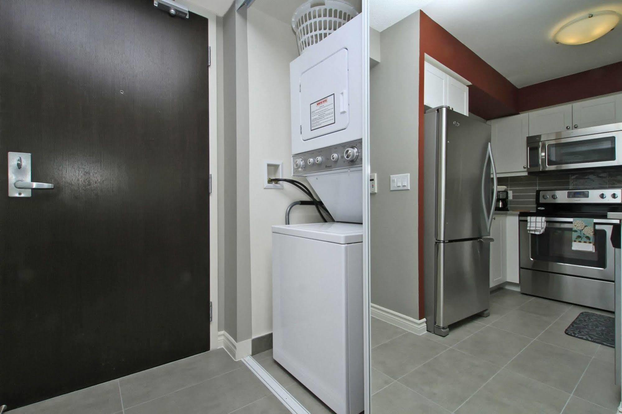 Napa Furnished At Cn Tower & Maple Leaf Square Apartment