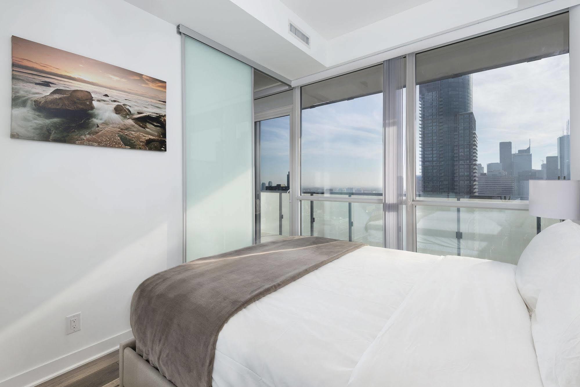Diamond - Eaton Centre Apartment Toronto