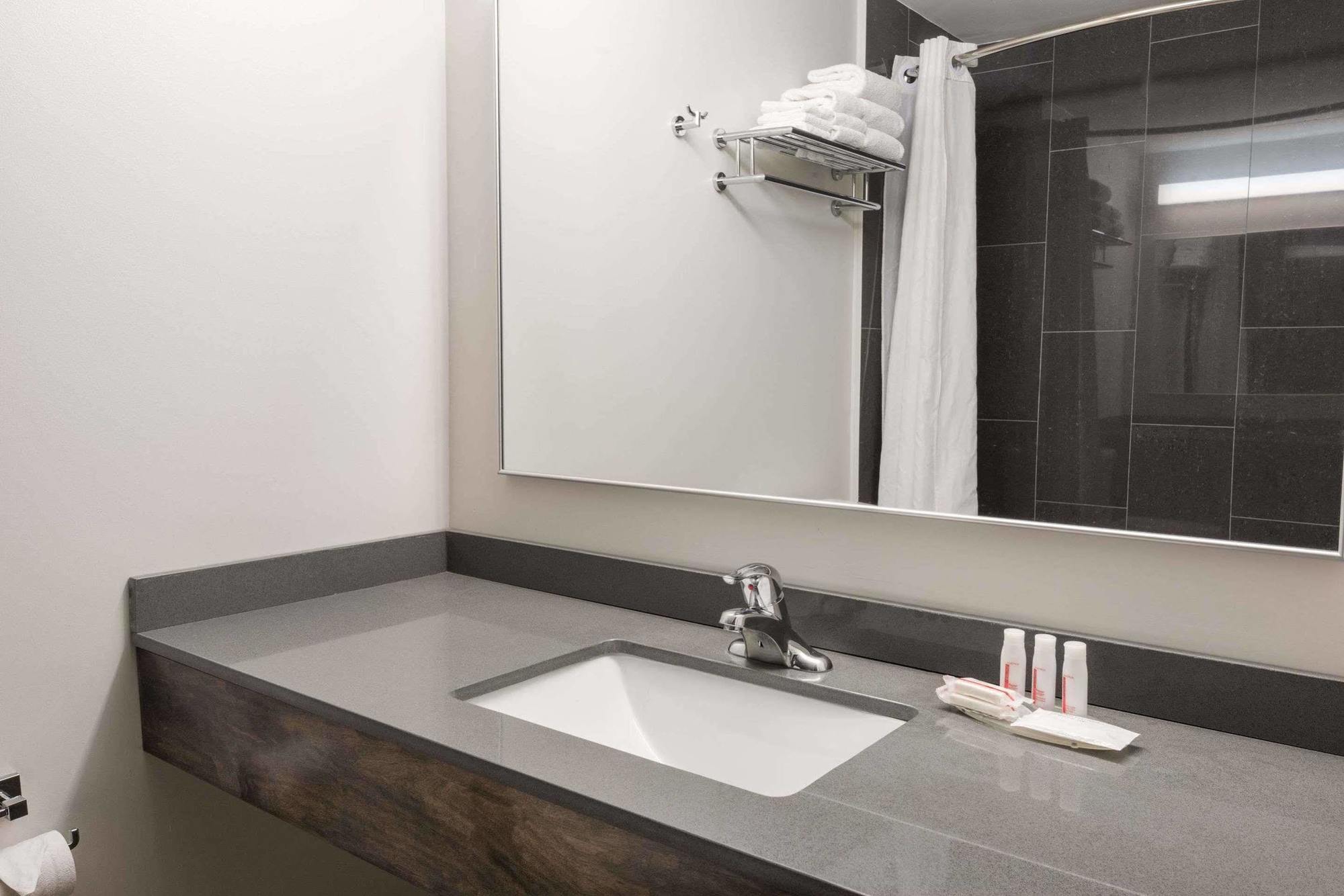 Hotel Super 8 By Wyndham Downtown