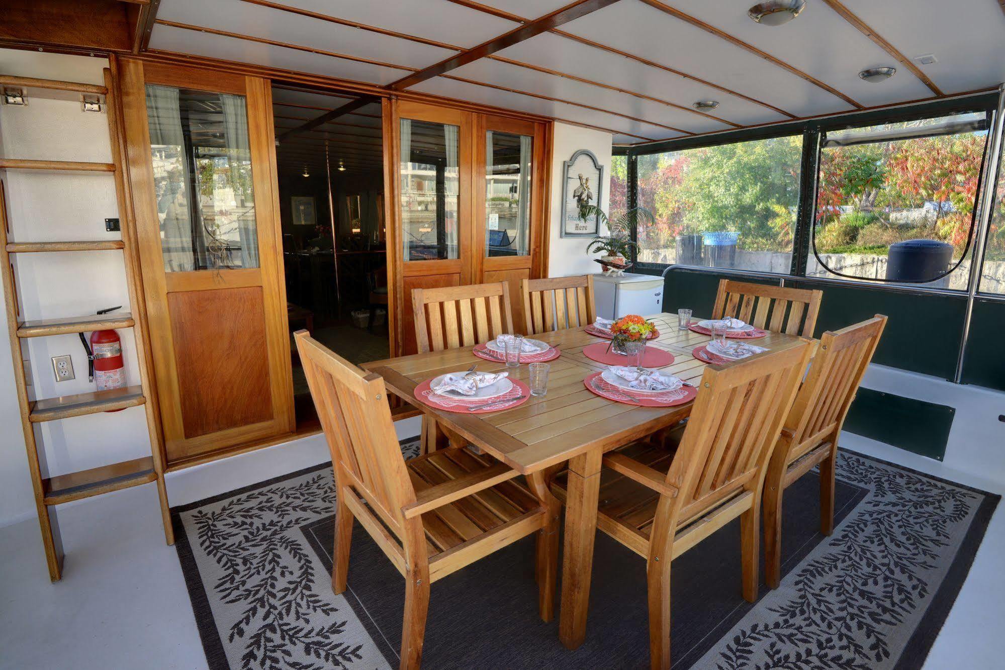 Bed & Breakfast Making Waves Boatel