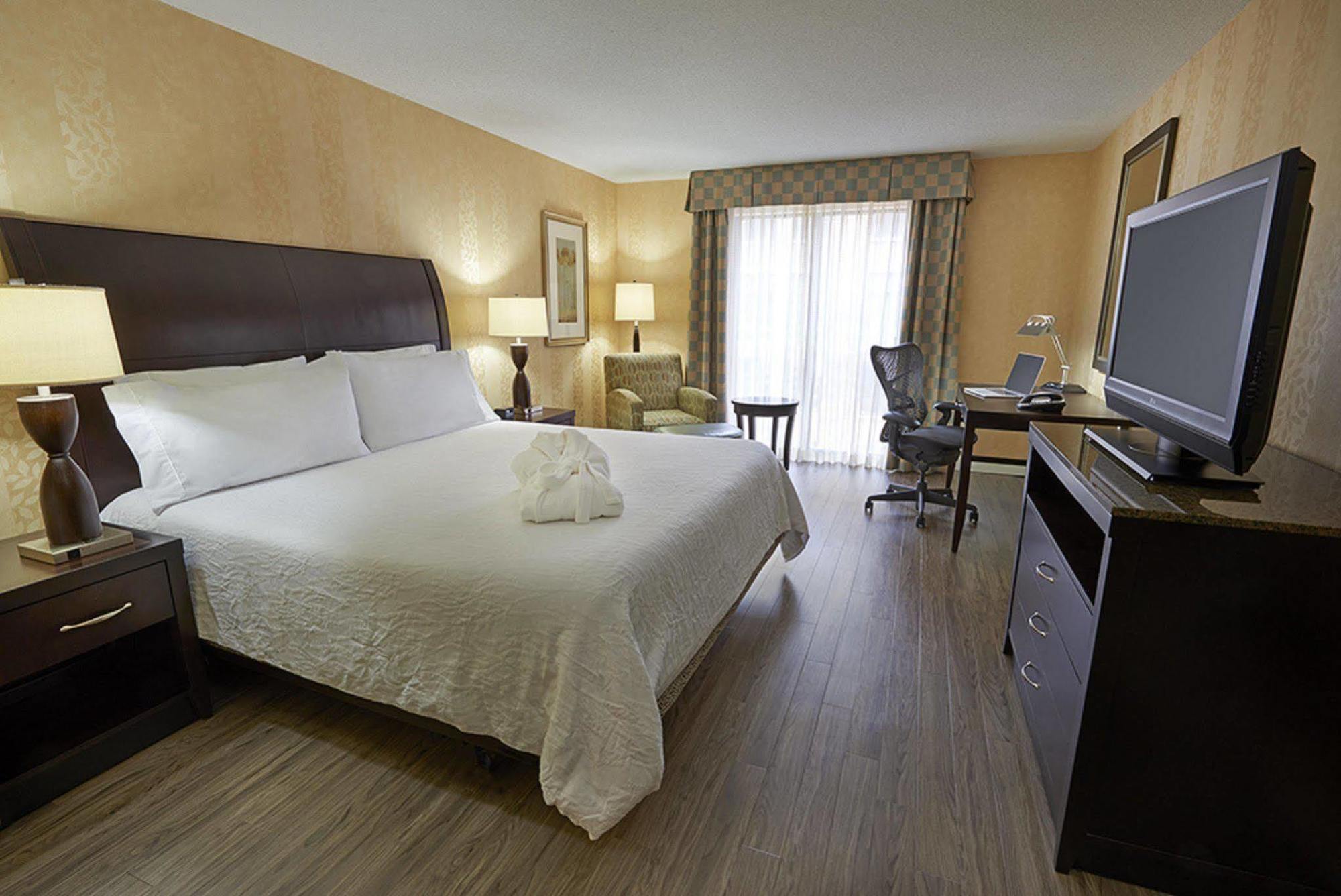 Revery Downtown, Curio Collection By Hilton Hotel Toronto