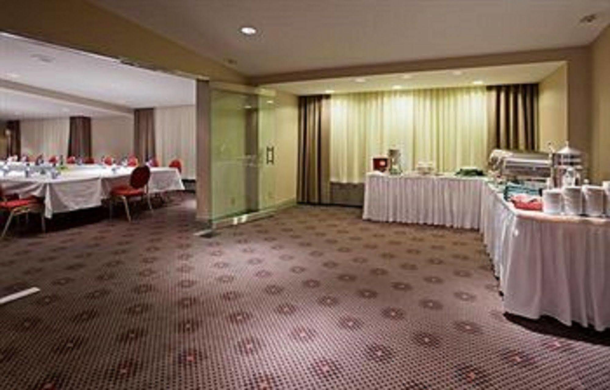 Hotel Airport East By Ihg Toronto