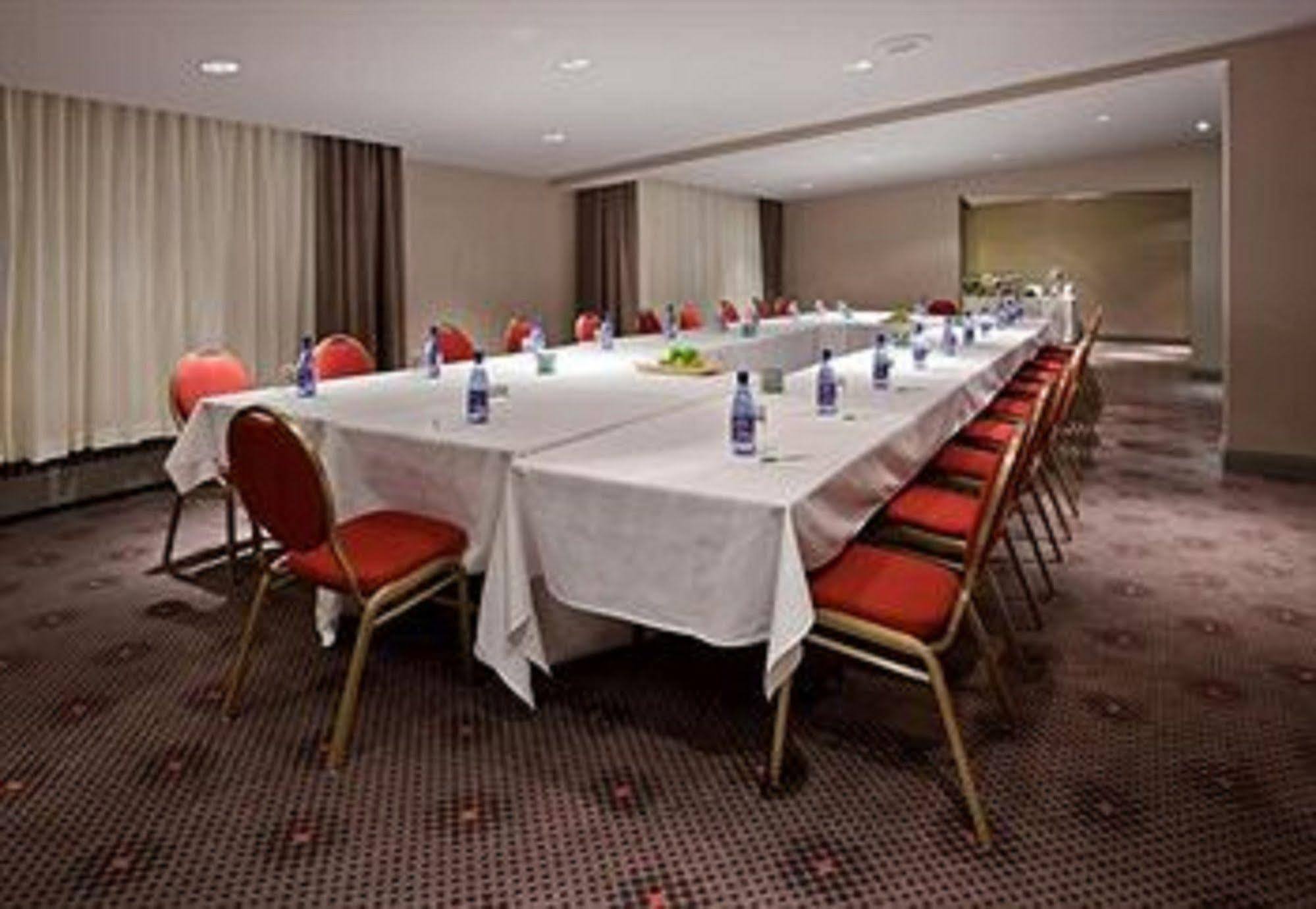 Airport East By Ihg Hotel 3*
