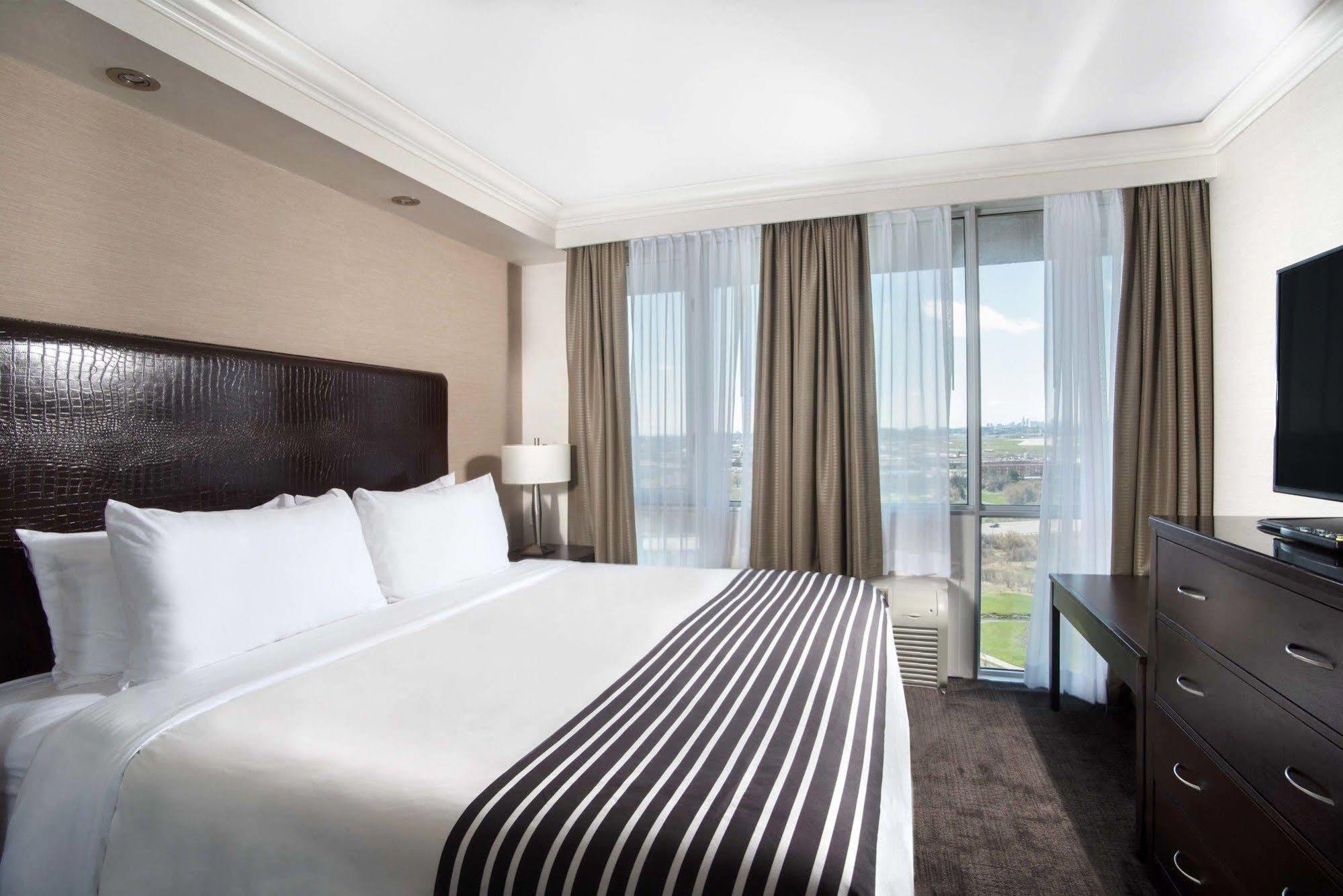 Hotel Sandman Signature Airport 4*