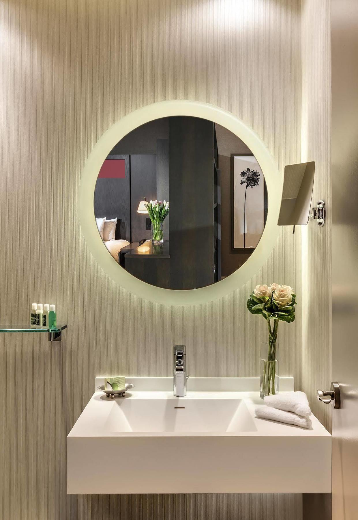 One King West And 4* Toronto