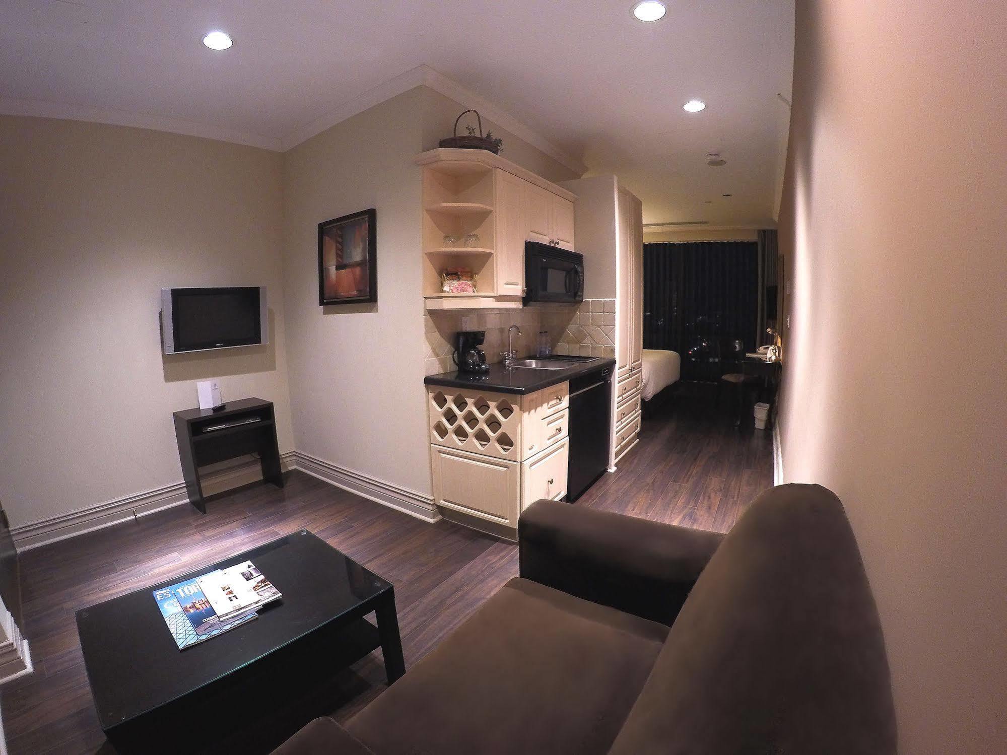 Grand & 4* Toronto