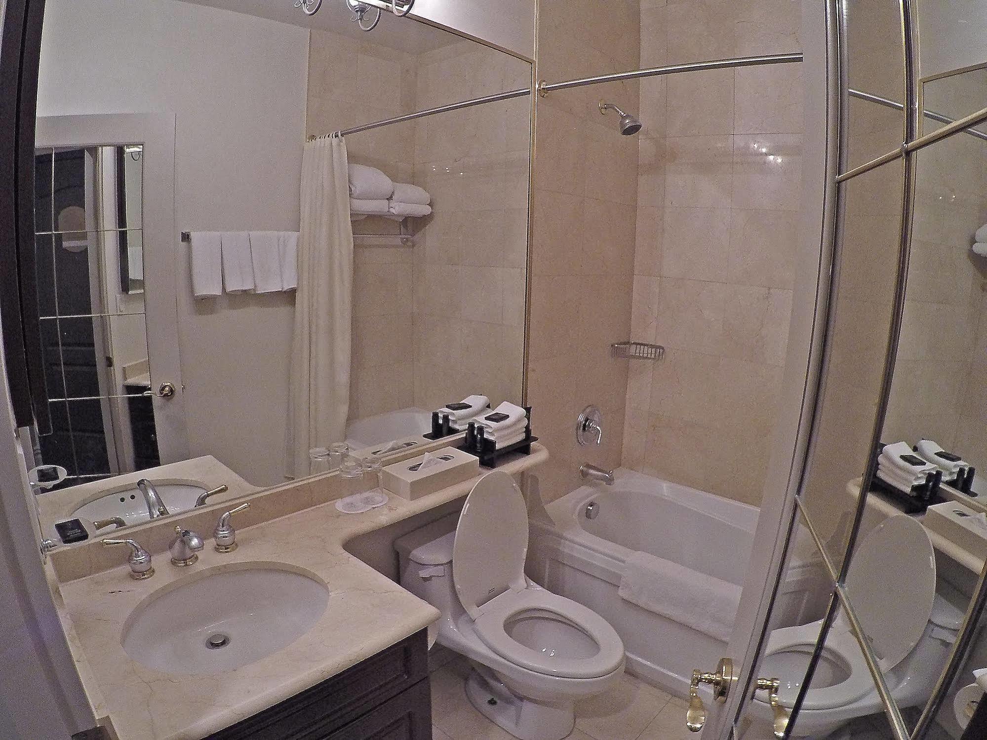 Grand & 4* Toronto