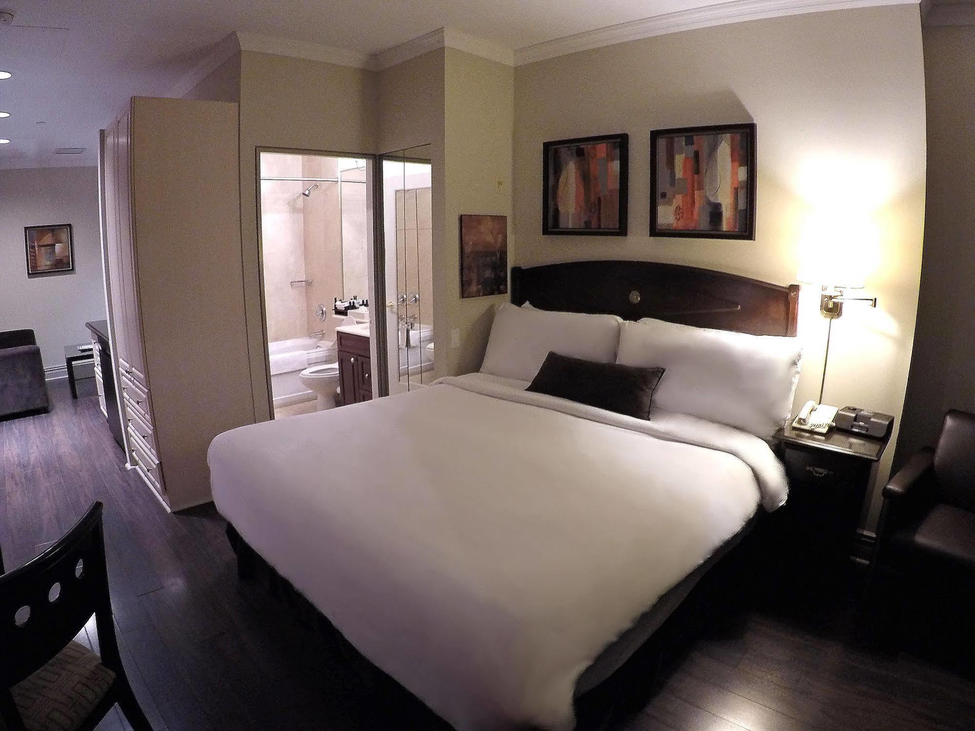 Grand & Hotel