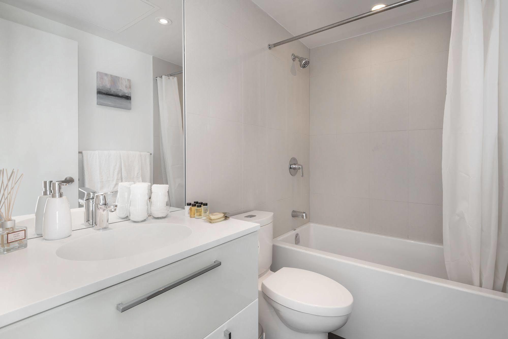 Diamond - Eaton Centre Apartment