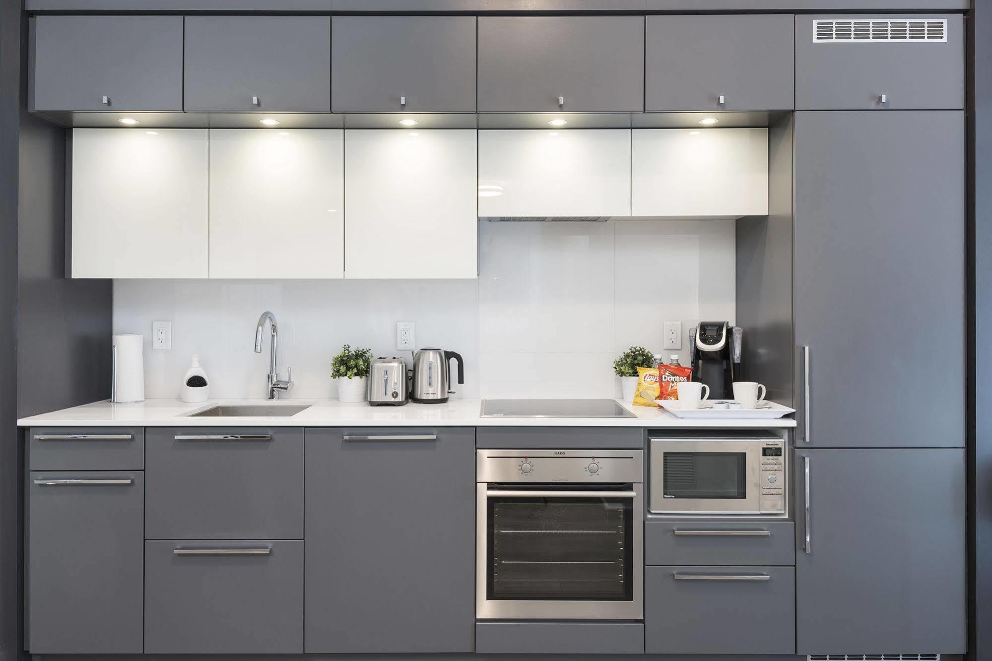 Diamond - Eaton Centre Apartment
