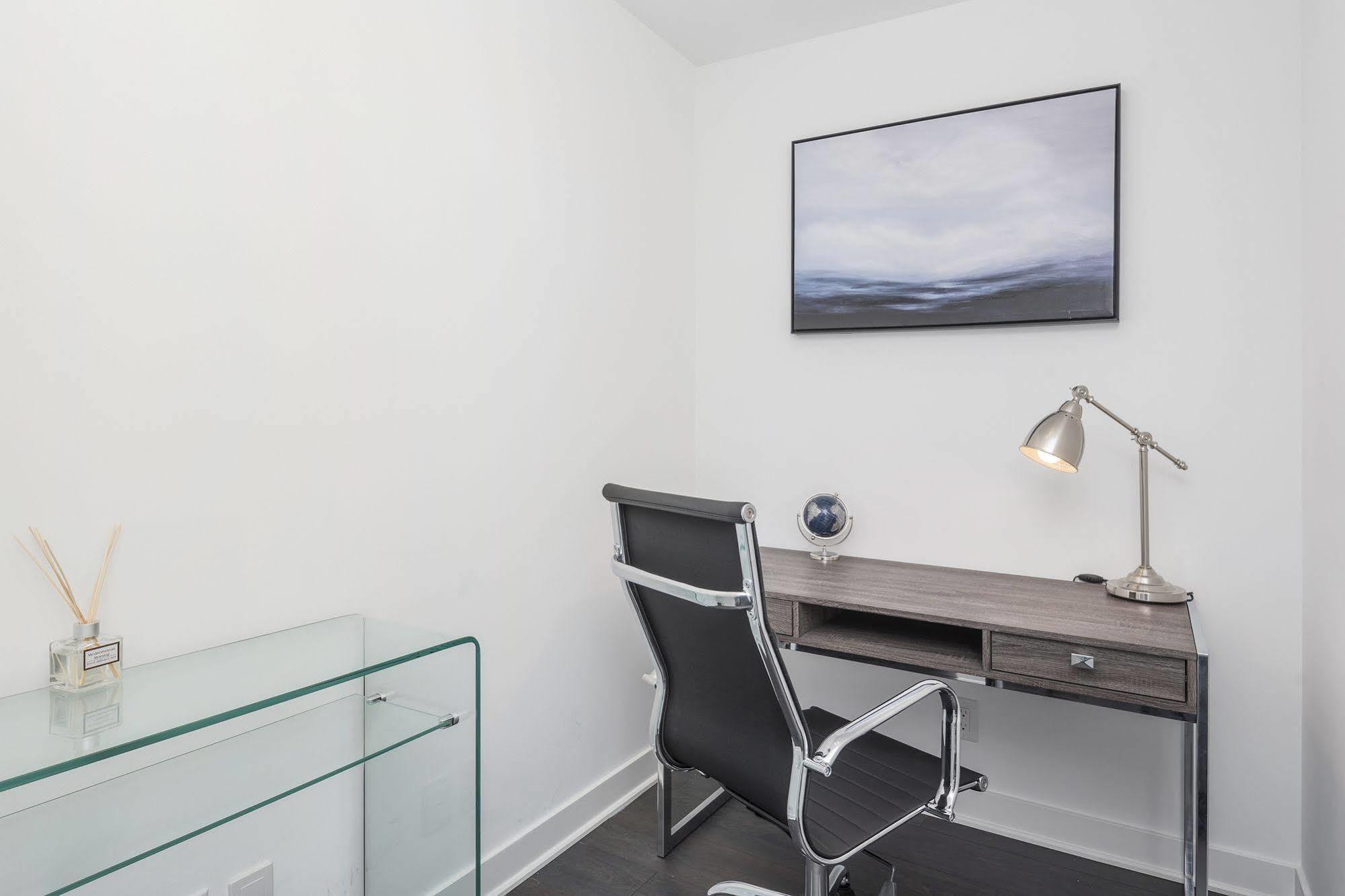 Diamond - Eaton Centre Apartment Toronto