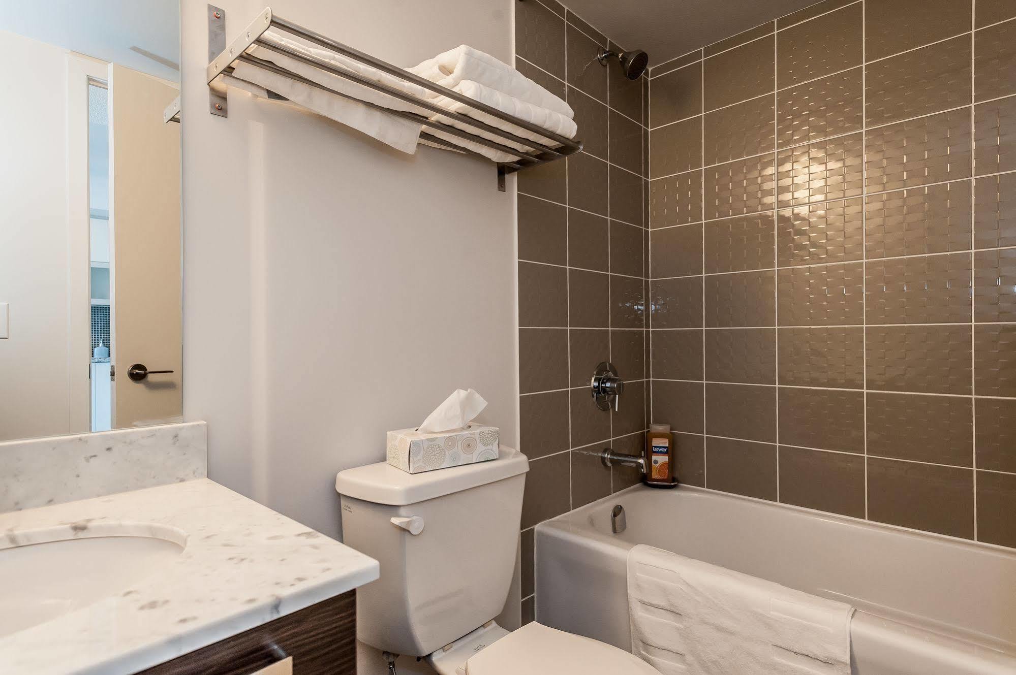 Soho 2 Bed | 2 Bath Cn Tower View Toronto
