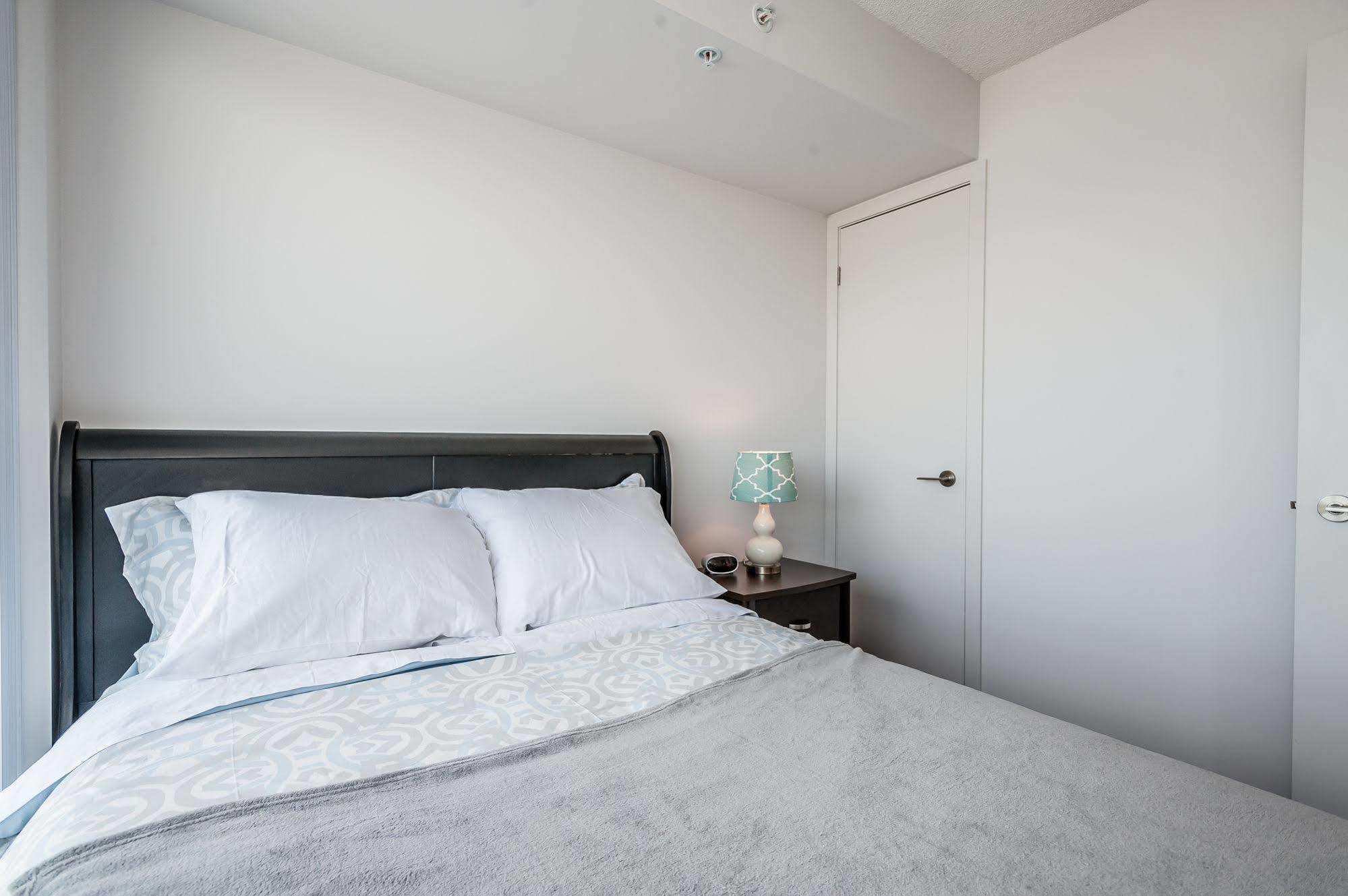 Soho 2 Bed | 2 Bath Cn Tower View Apartment *