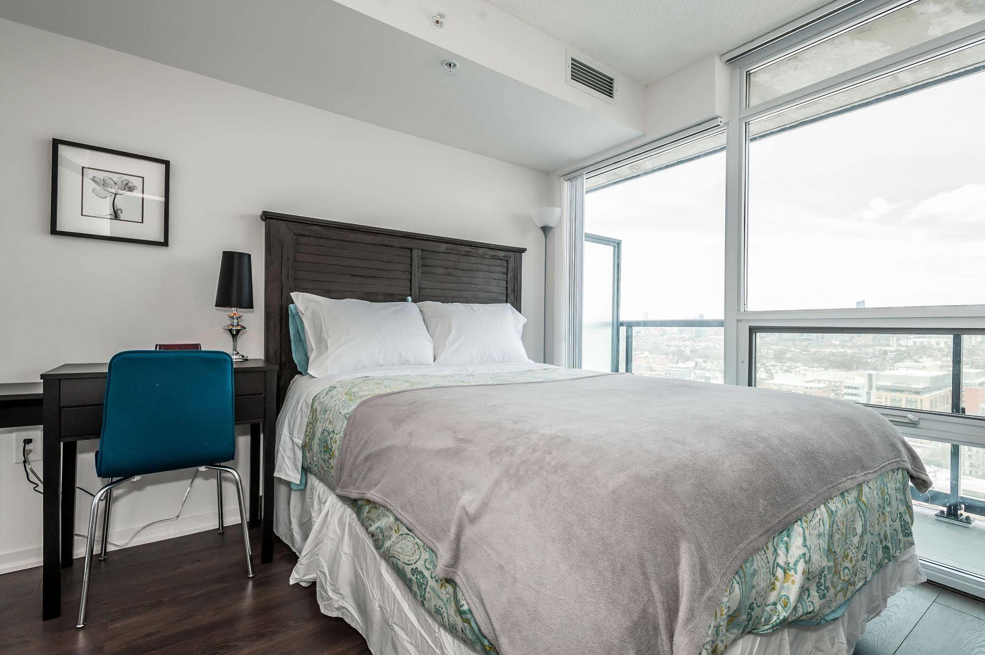 Soho 2 Bed | 2 Bath Cn Tower View * Toronto
