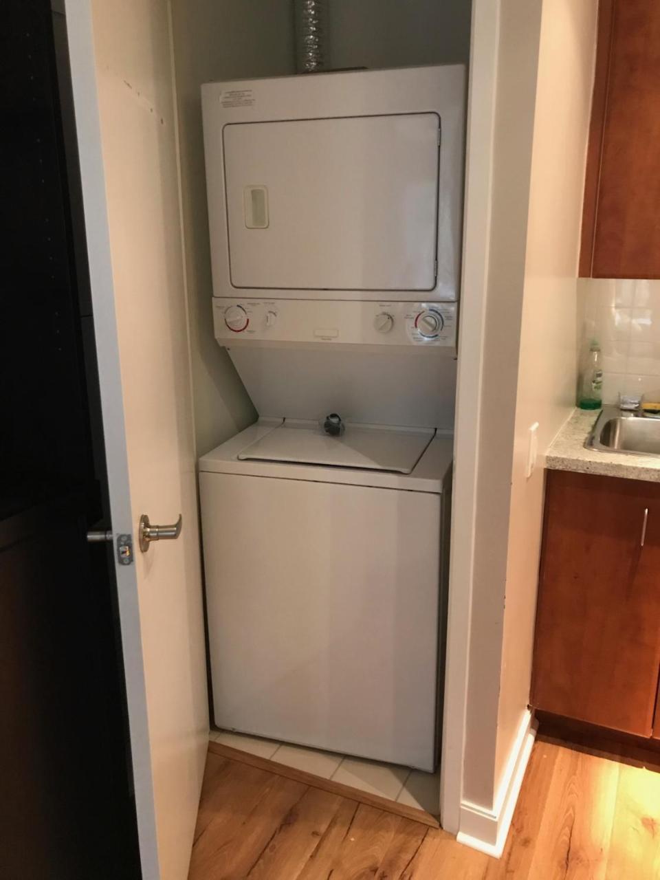 Atlas Suites Furnished Apartments- Rogers Center, Downtown * Toronto