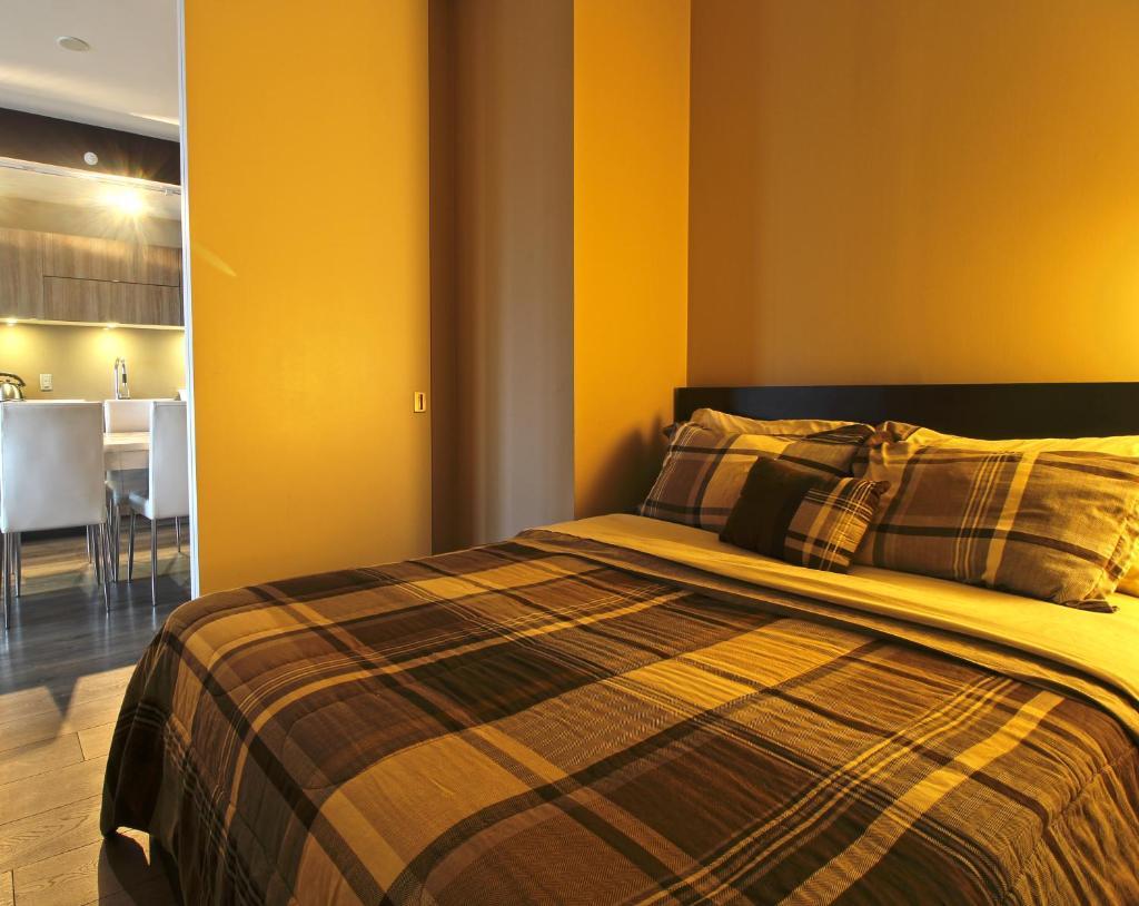 2 Bedrooms & 1 Bedroom Spectacular Toronto