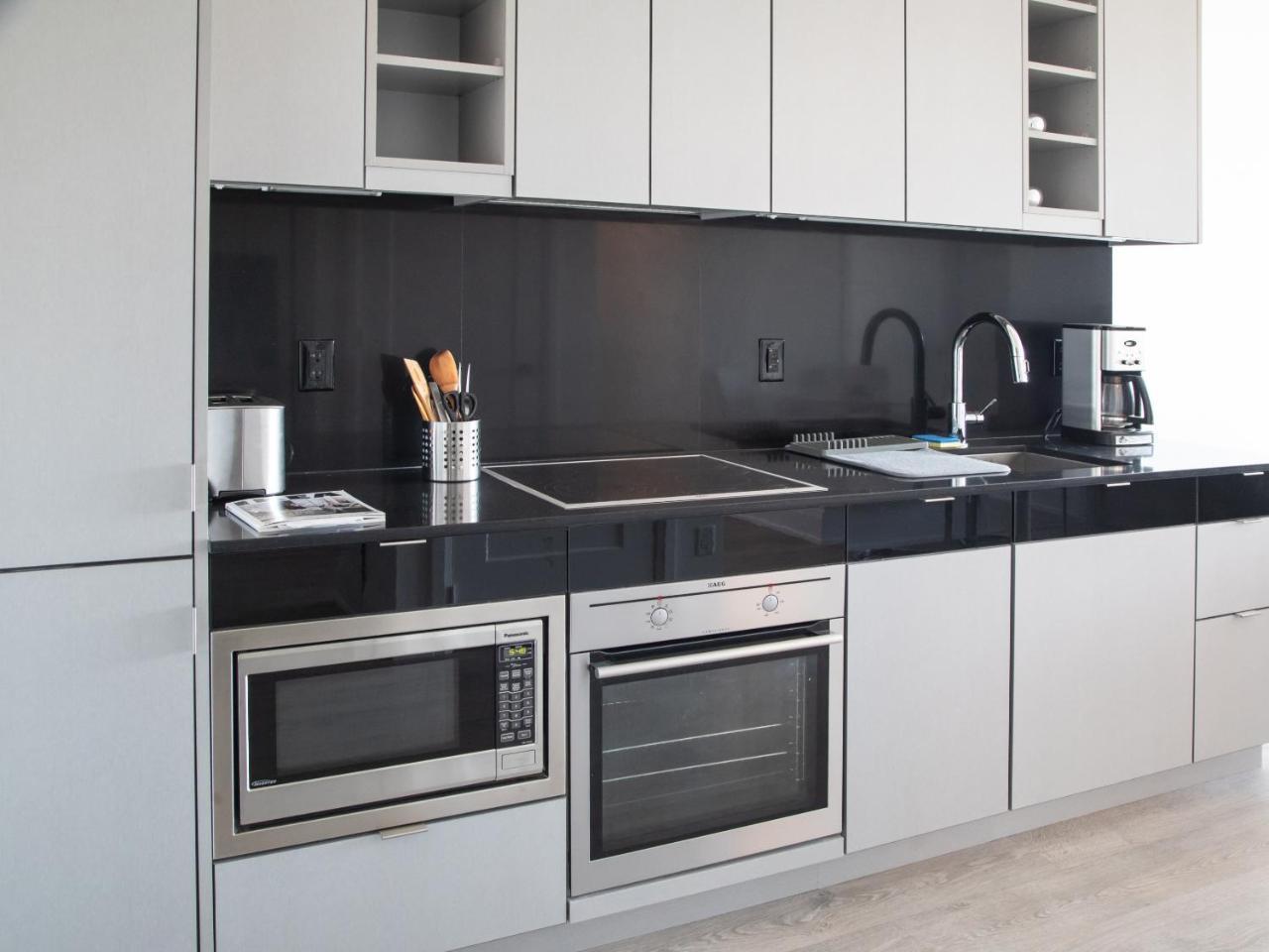 Modern 2 Bedroom Yonge And Eglinton *