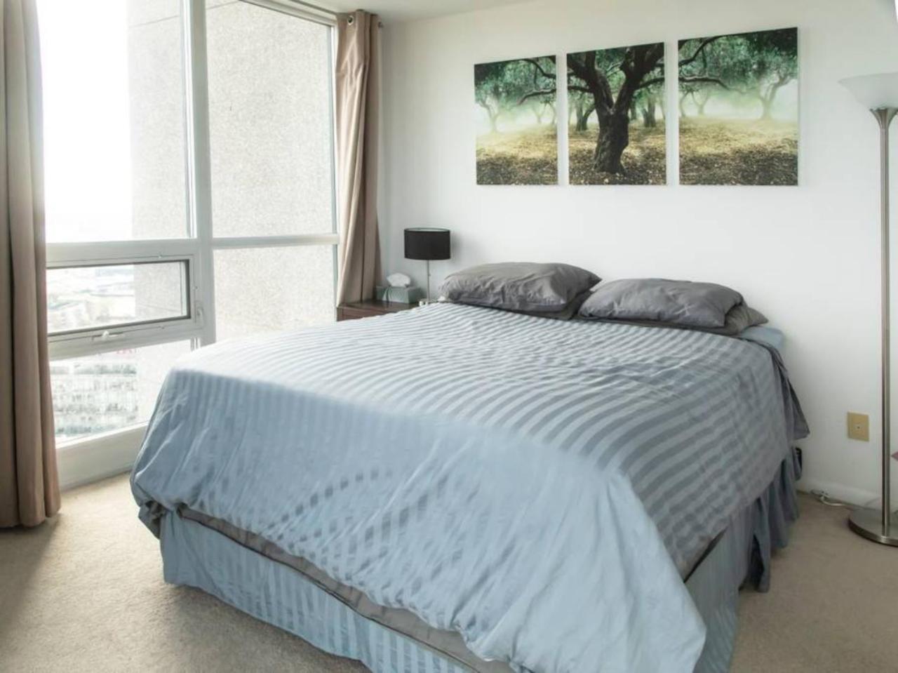 Modern 2 Bedroom With Cn Tower Views Apartment Toronto