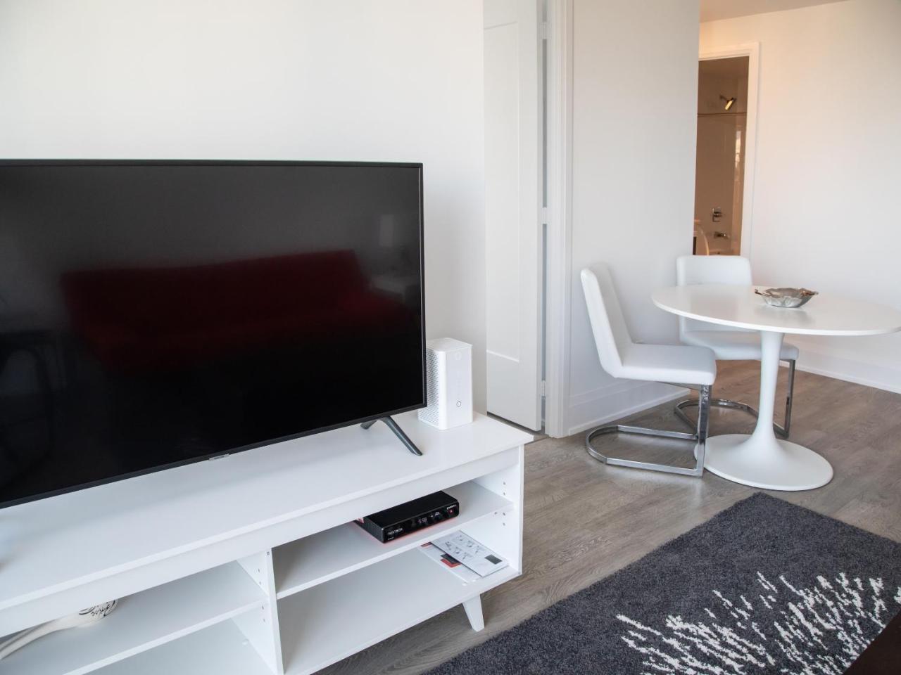 Modern 2 Bedroom Yonge And Eglinton Apartment