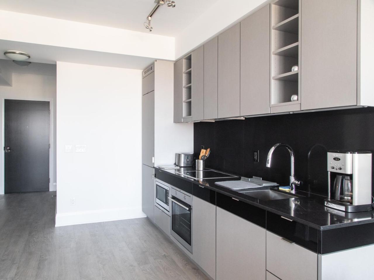 Modern 2 Bedroom Yonge And Eglinton *