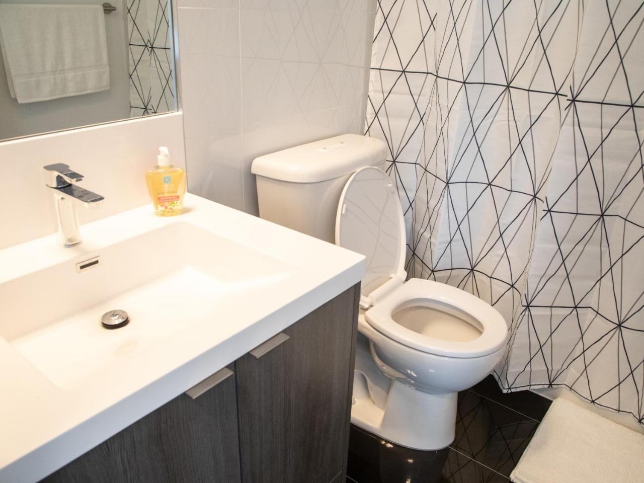 Modern 2 Bedroom Yonge And Eglinton * Toronto