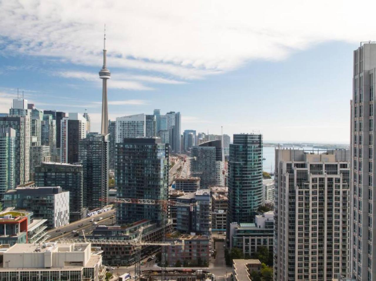Modern 2 Bedroom With Cn Tower Views Apartment *