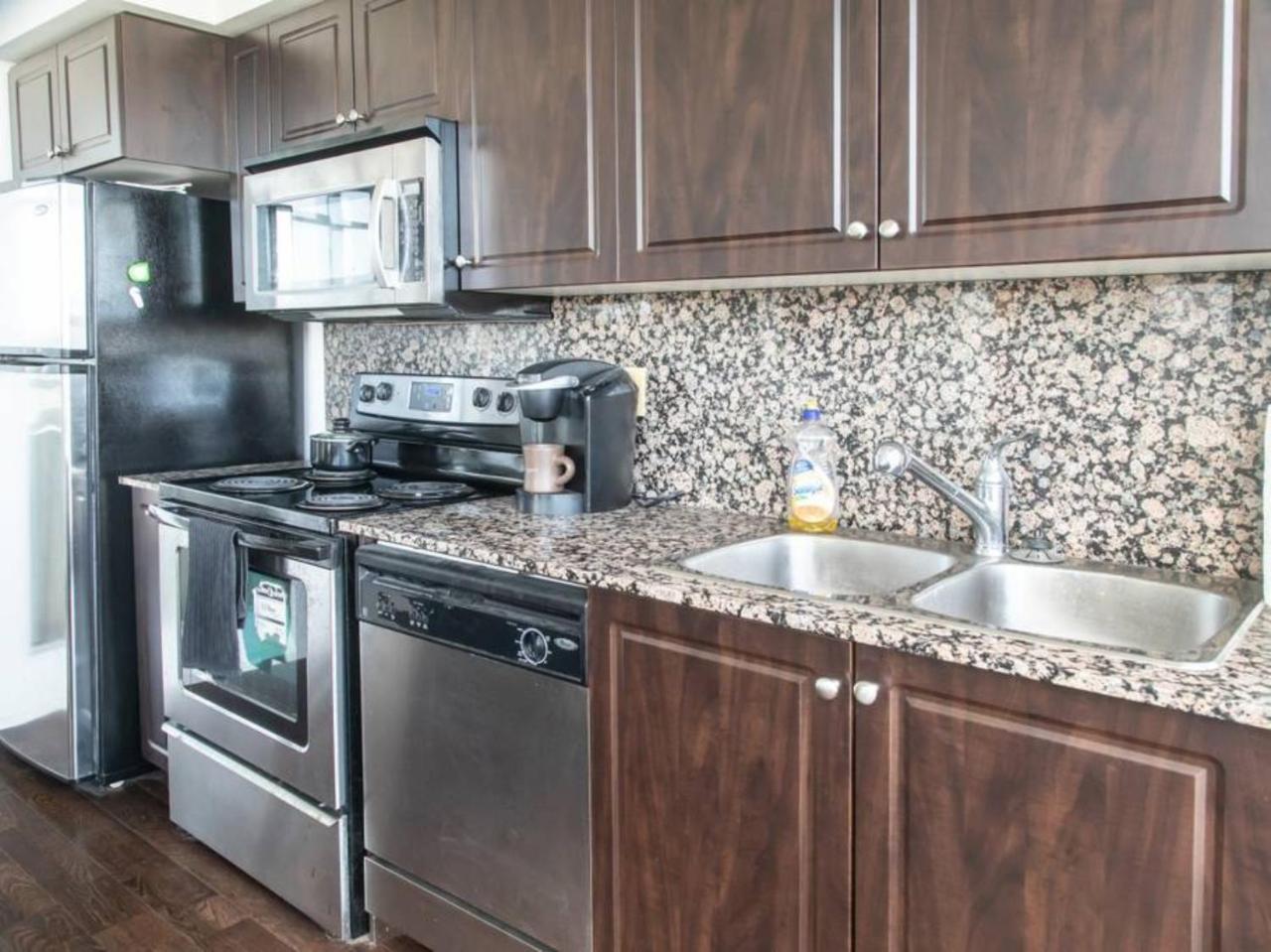 Modern 2 Bedroom With Cn Tower Views Apartment