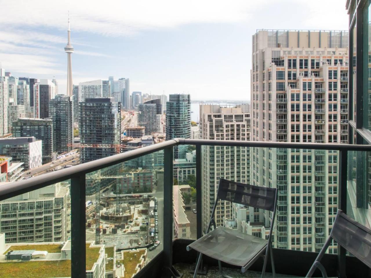 Modern 2 Bedroom With Cn Tower Views Toronto