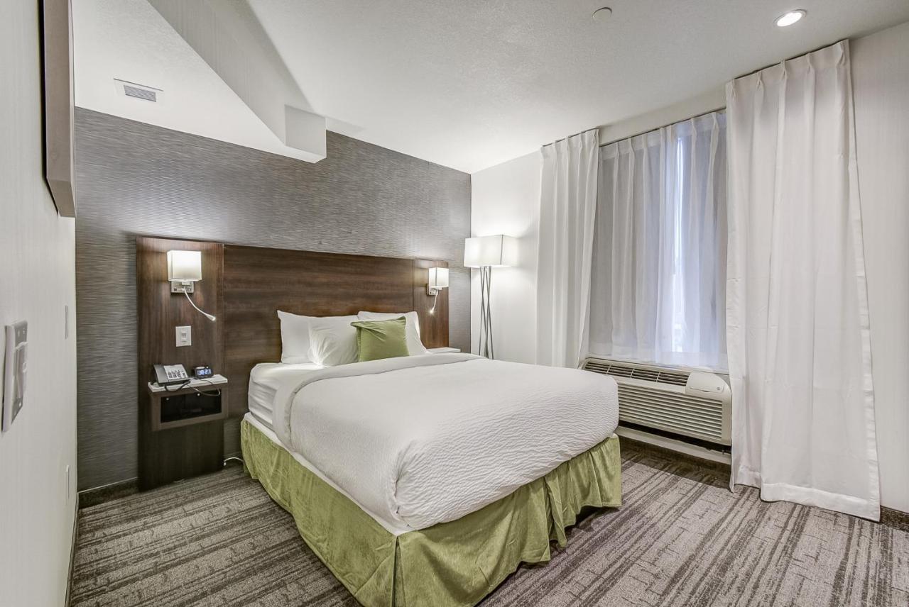 Est 4* Toronto