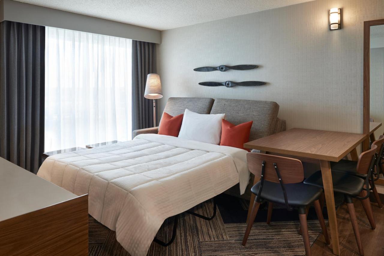 Hotel Four Points By Sheraton Airport East 3*