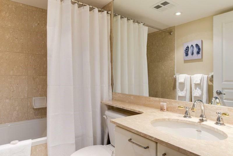 Luxury Accommodations - University Plaza *