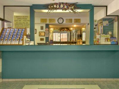Super 8 By Wyndham East On 2* Toronto