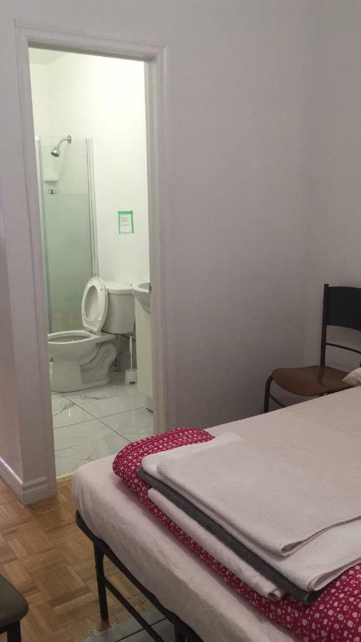 Airport Travelers Guest house Toronto