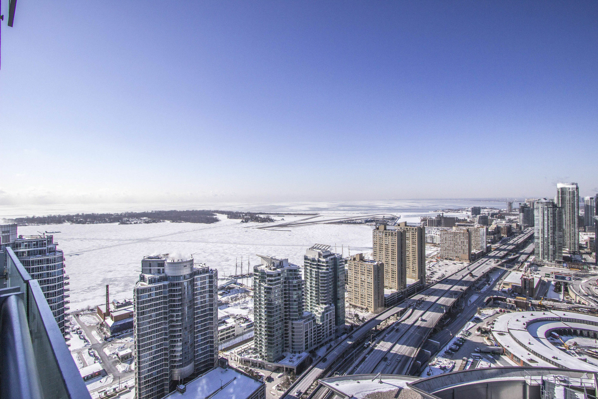 Apartment Ice - And View Toronto