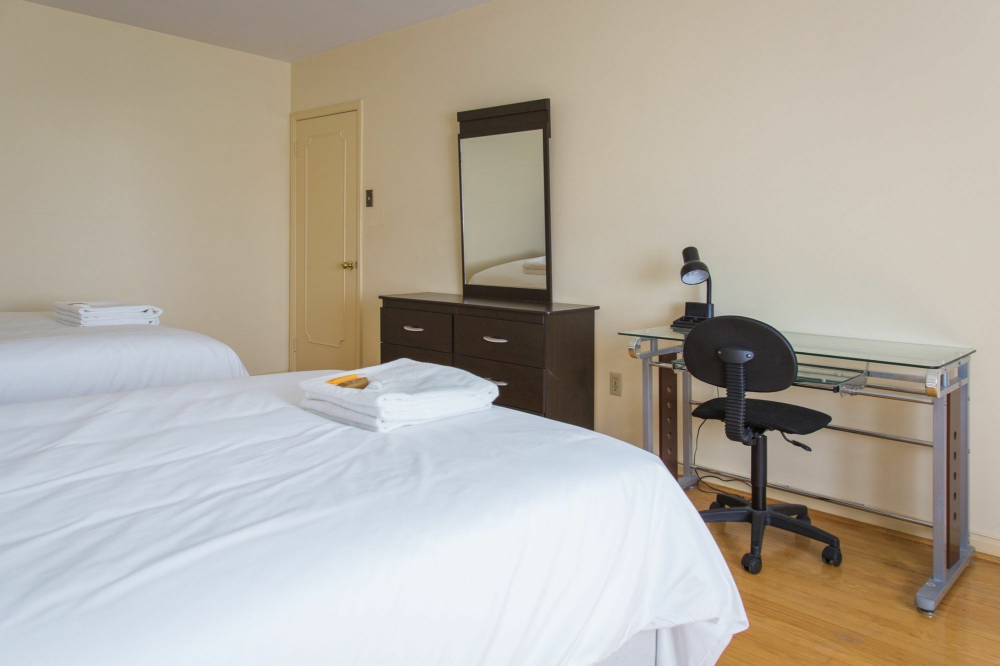 Gasthof Charlton Suites Guest House