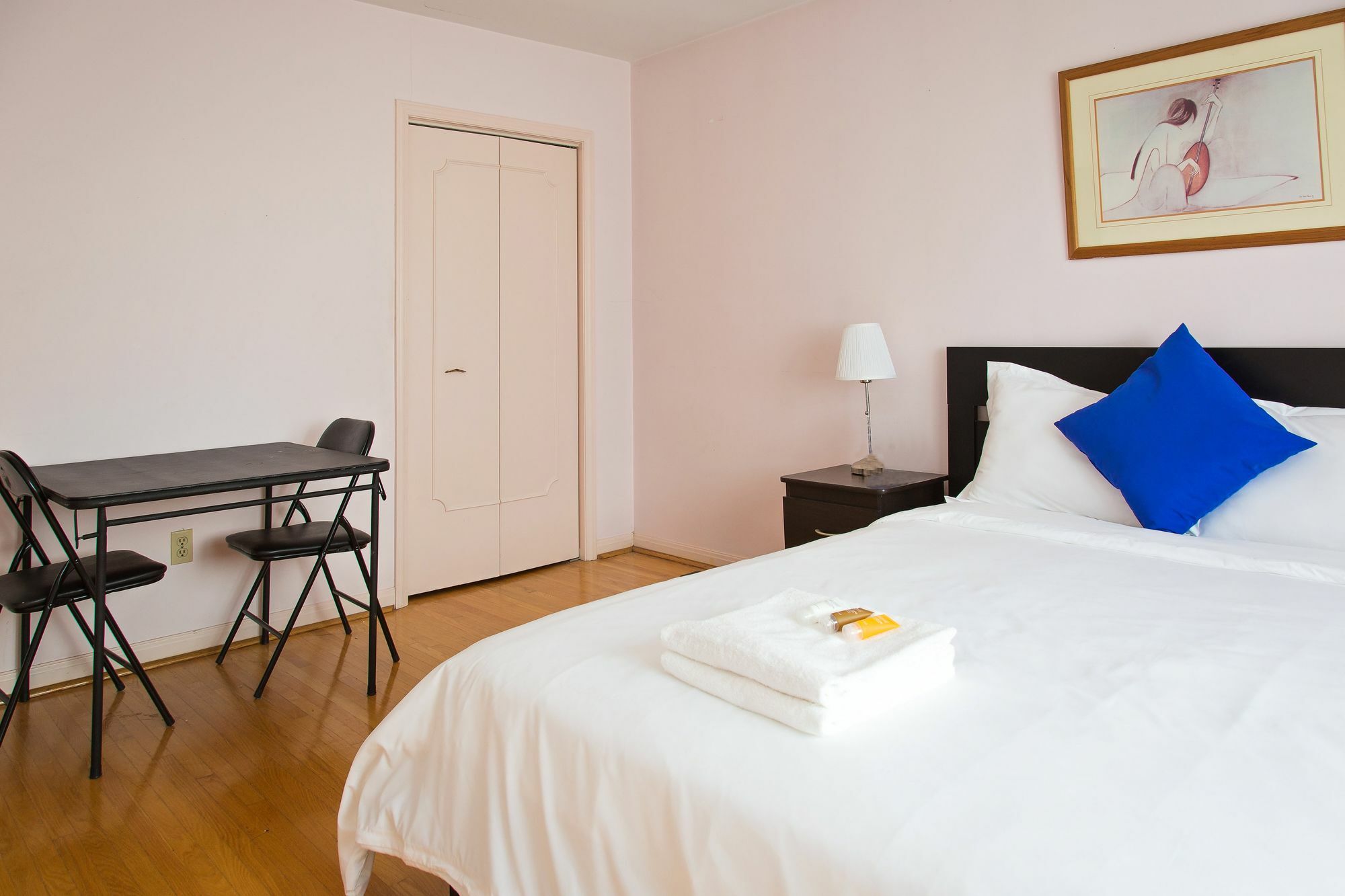 Gasthof Charlton Suites Guest House Toronto