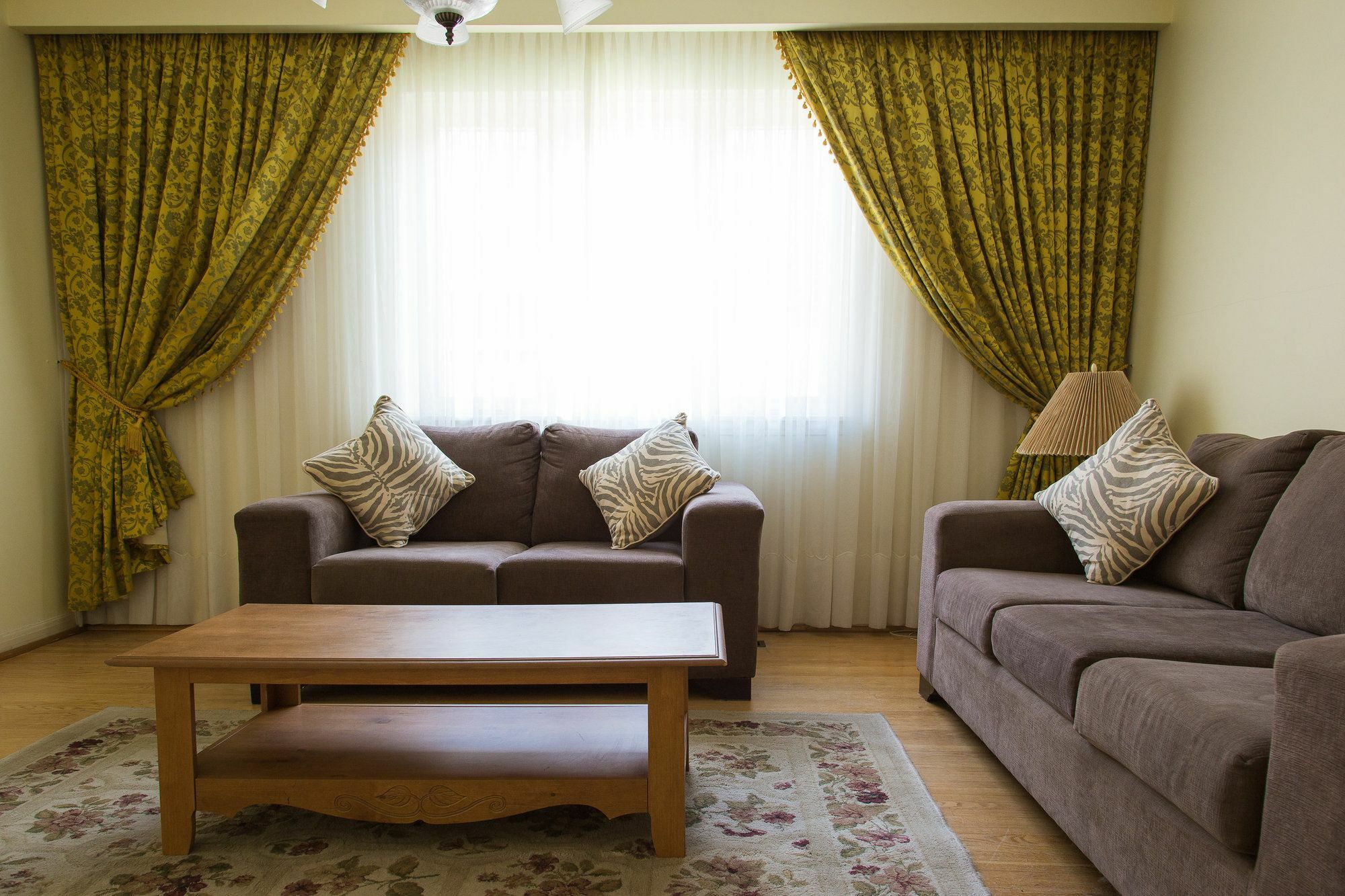 Gasthof Charlton Suites Guest House 2*