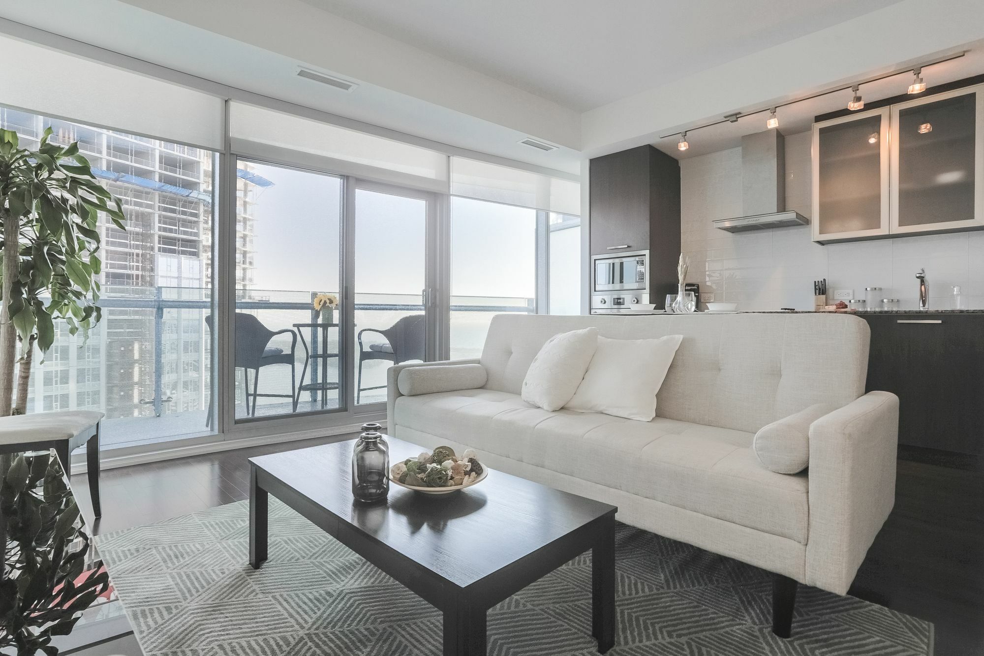 Noel - York And Bremner Apartment