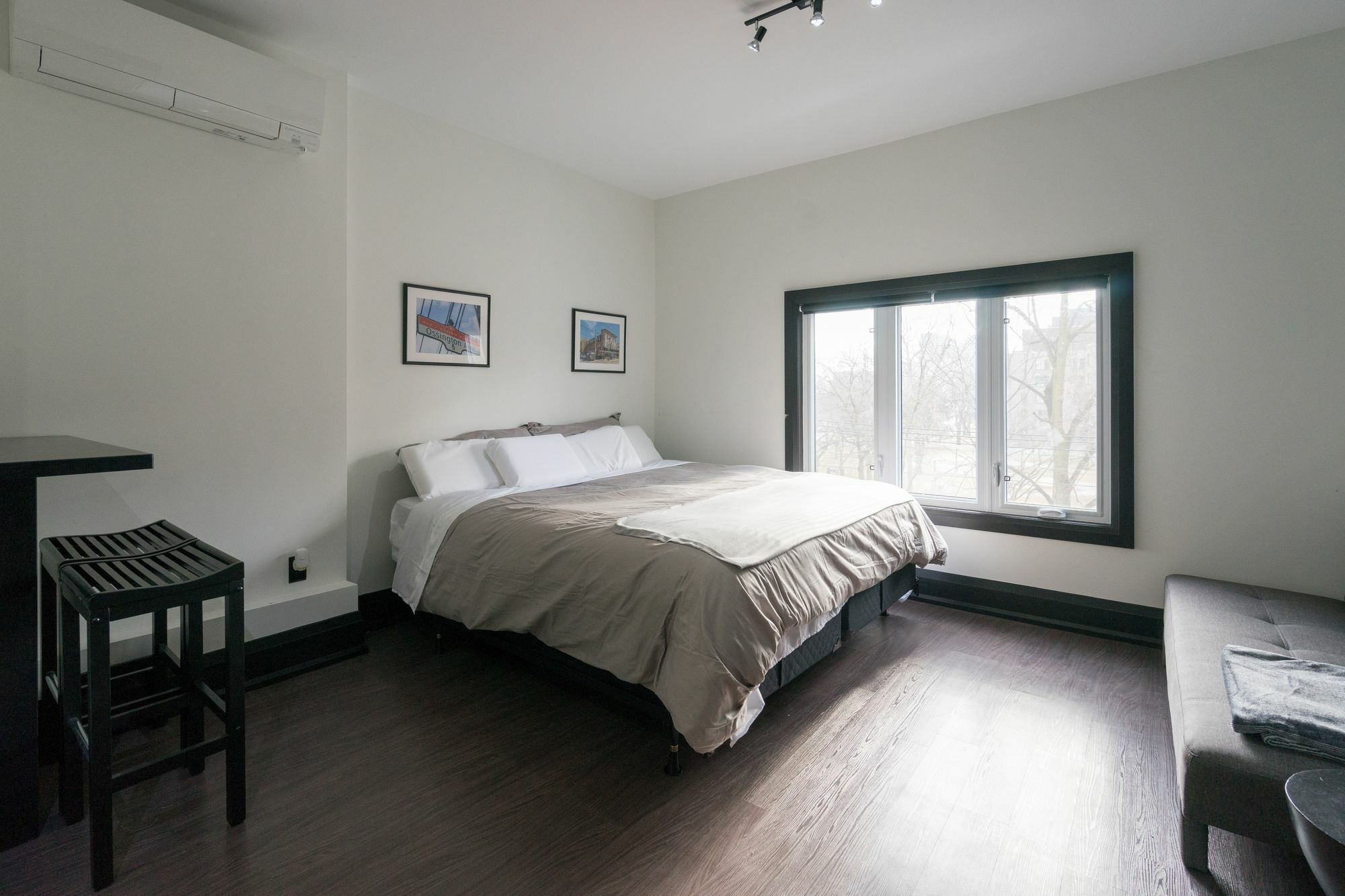 Applewood - Queen West Studio Apartment *
