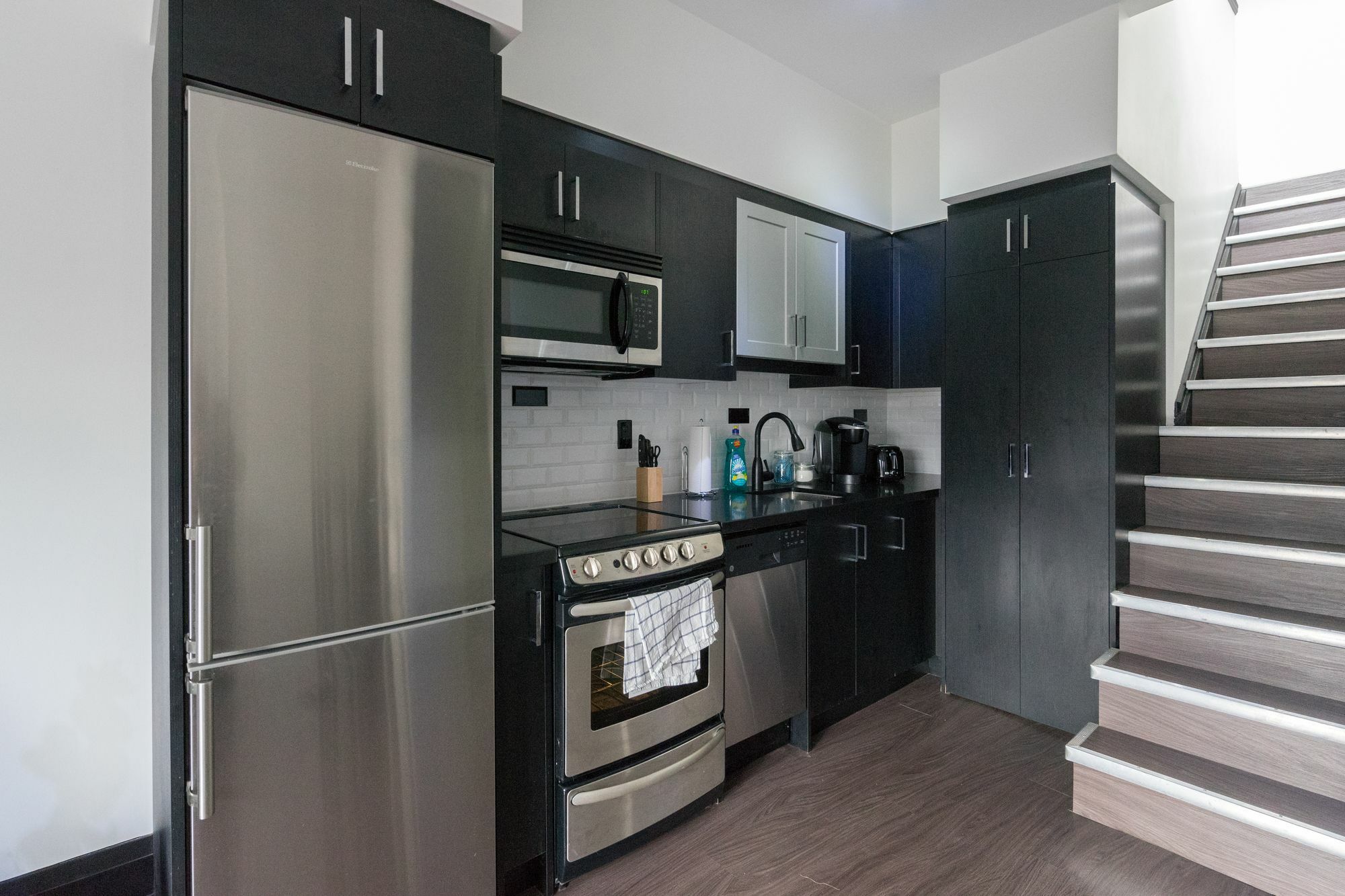 Applewood - Queen West Studio Apartment *