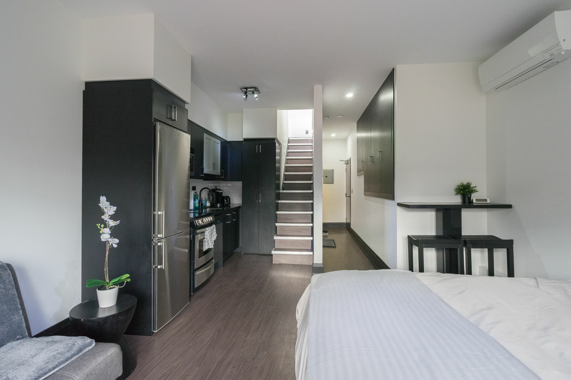 Applewood - Queen West Studio *