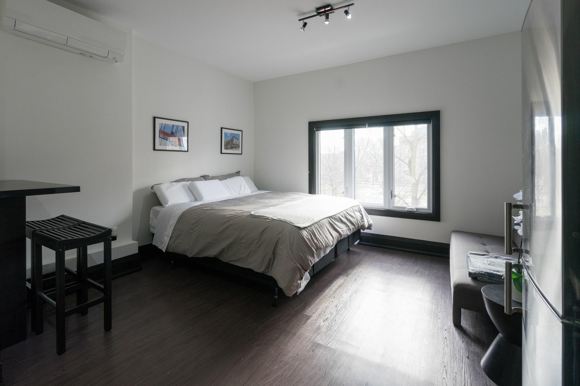 Applewood - Queen West Studio Apartment