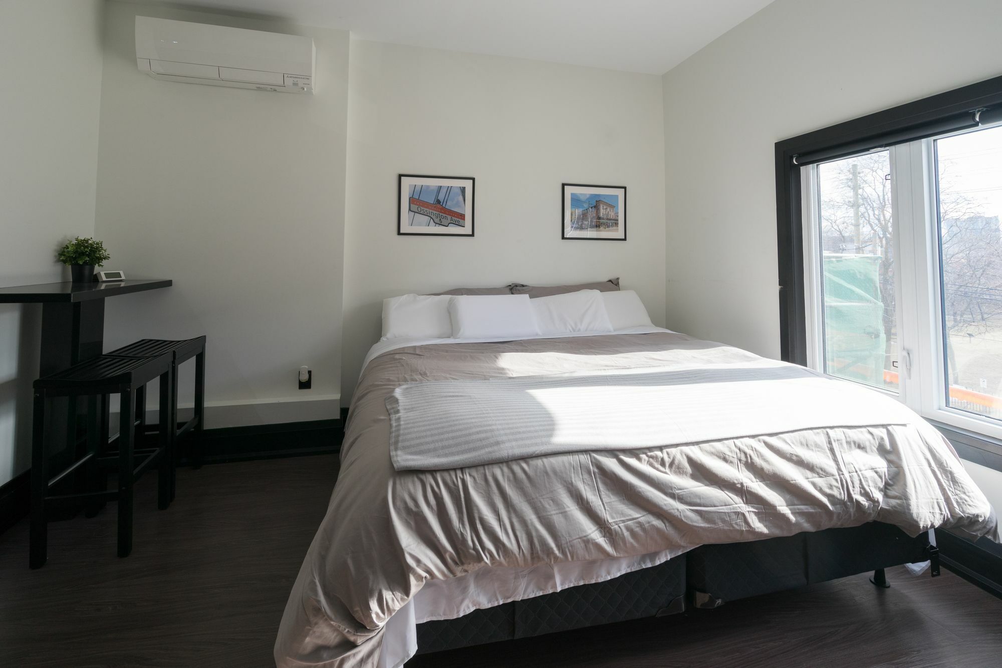 Applewood - Queen West Studio Apartment