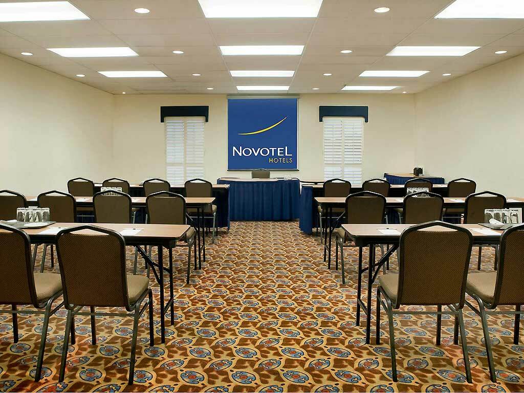Novotel North York 3*