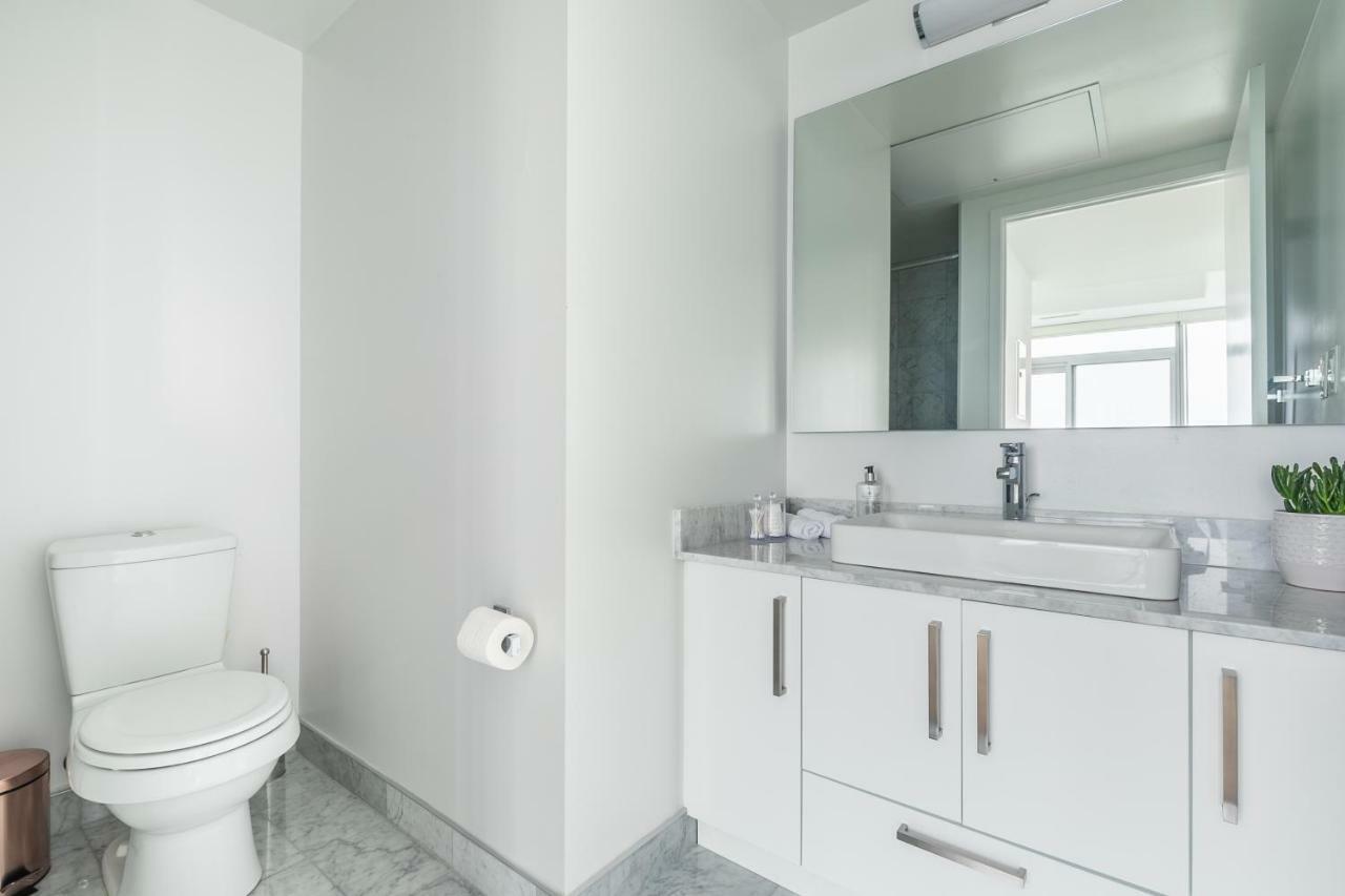 Luxury Corner - Entertainment District Apartment *