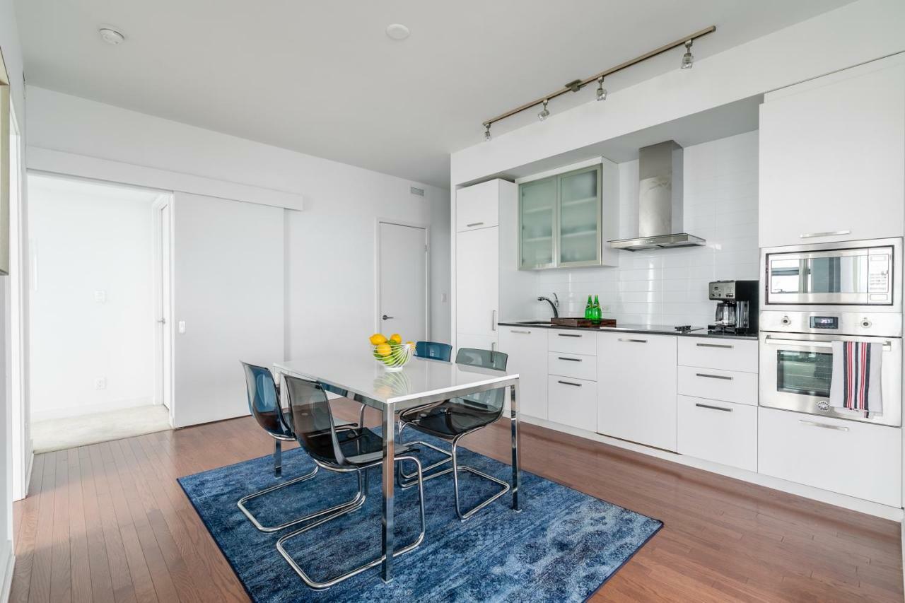 Luxury Corner - Entertainment District Apartment *