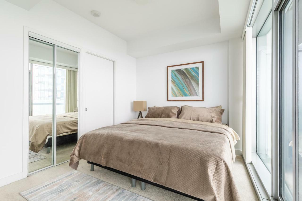 Luxury Corner - Entertainment District Apartment *