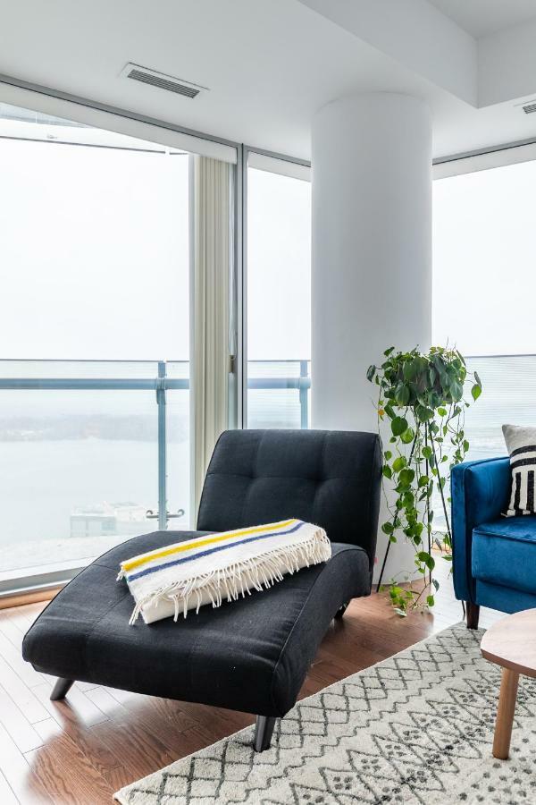 Luxury Corner - Entertainment District Apartment *